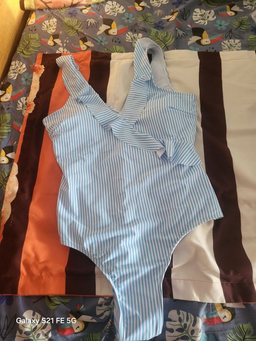 Vând Costum Baie