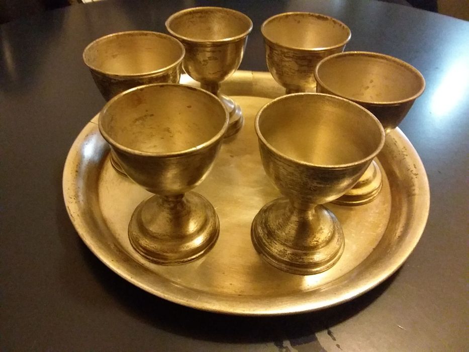 Tava cu 6 pahare argintate.