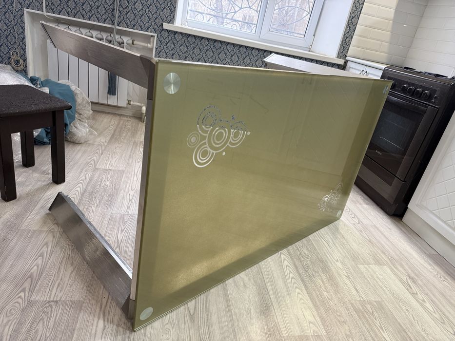 Стол стеклянный.