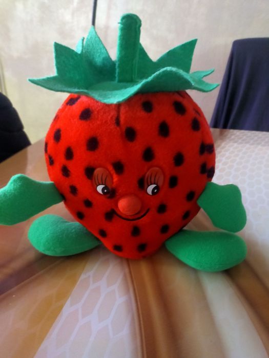 Плюшена играчка ягода