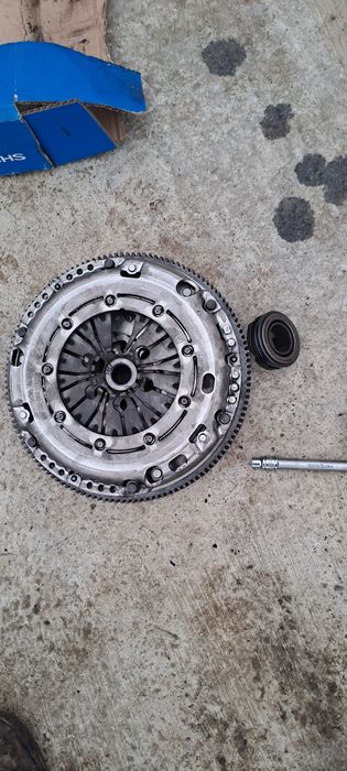 Kit ambreiaj volanta cu masa dubla vw Golf 6 1.6 TDI cayc Sachs noua