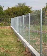 Garduri și porți din plasă bordurată