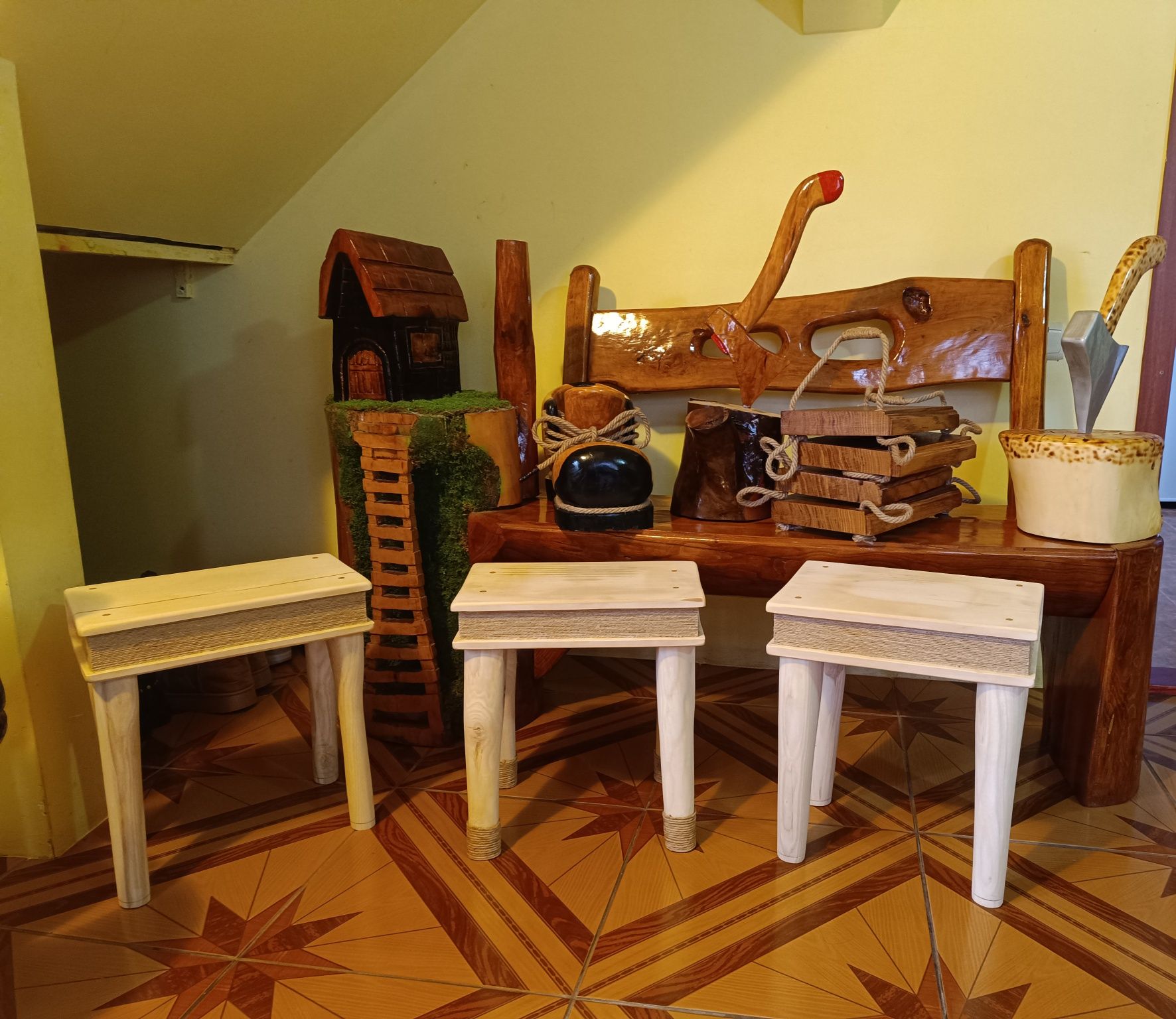 Diferite sculpturi dintr-o singură bucată,de vânzare.