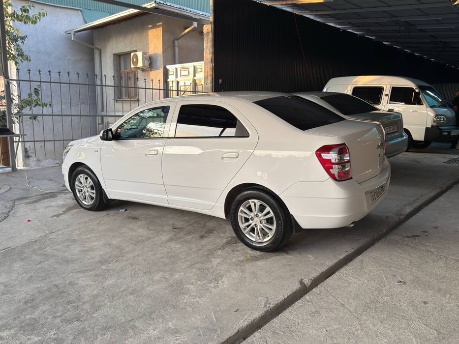 Продаю Машину первоначальный ценой 2500$ кобалт