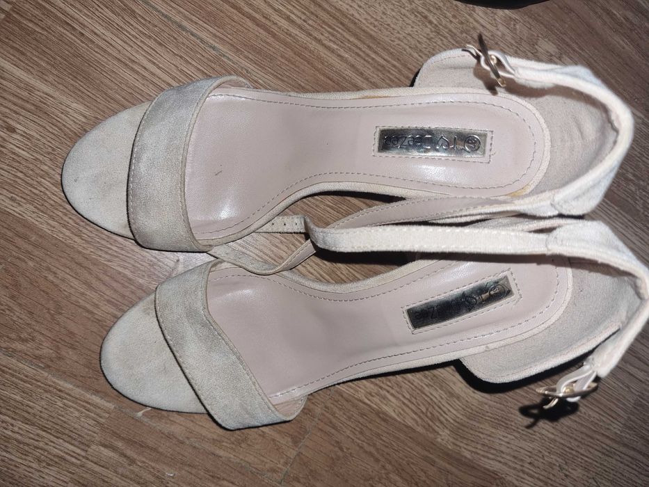 Vand doua perechi de pantofi purtate ambele o singura data.