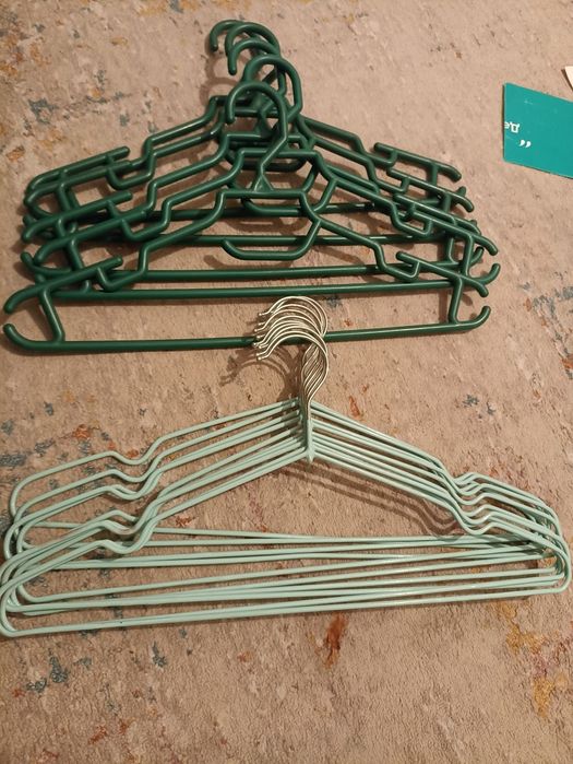Вешалки не использованные. В отличним состоянии.
