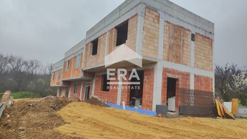 Двуетажна къща (таунхаус) за продажба на етап АКТ 14 с добър асфалтов