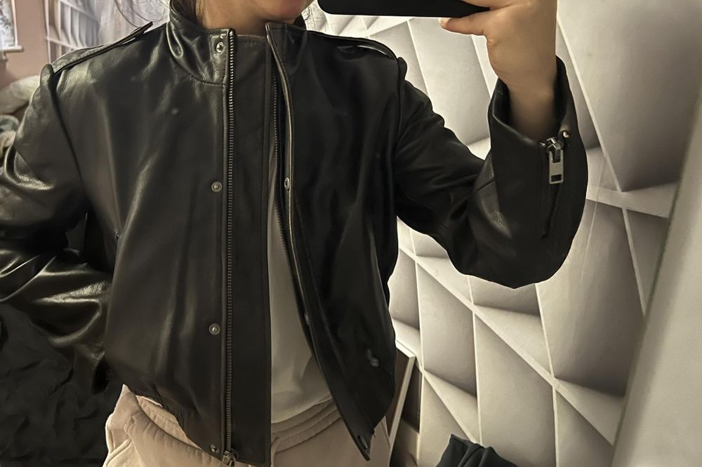 Кожено яке с висока яка и дълъг ръкав