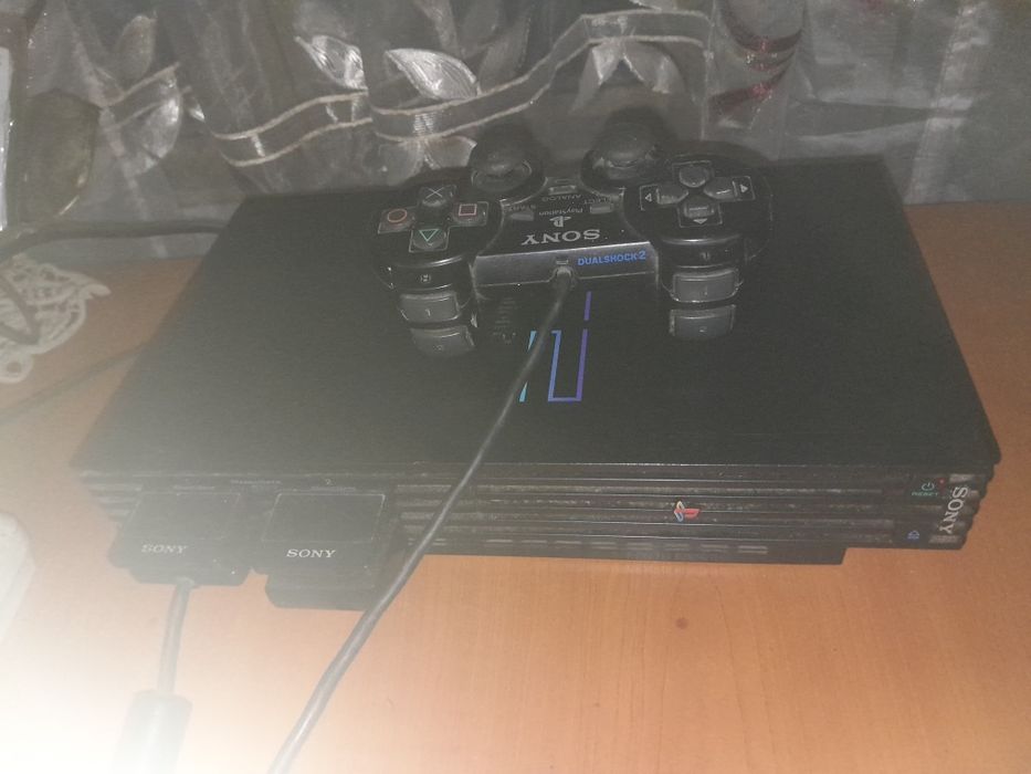 Vând PlayStation 2 + 14 jocuri