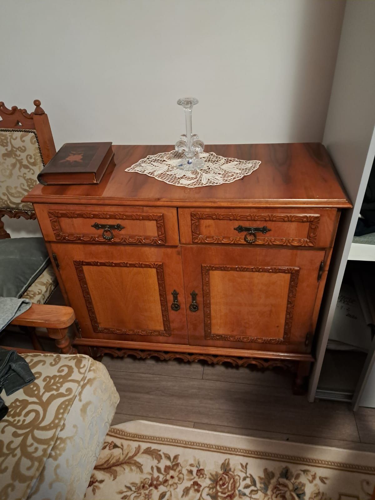 Set mobilă lemn masiv nuc – canapea, vitrină cu oglindă, masă extensib