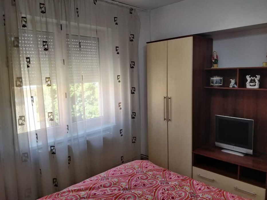 Vând apartament cu 2 camere în centru.(Pensiunea Iris)