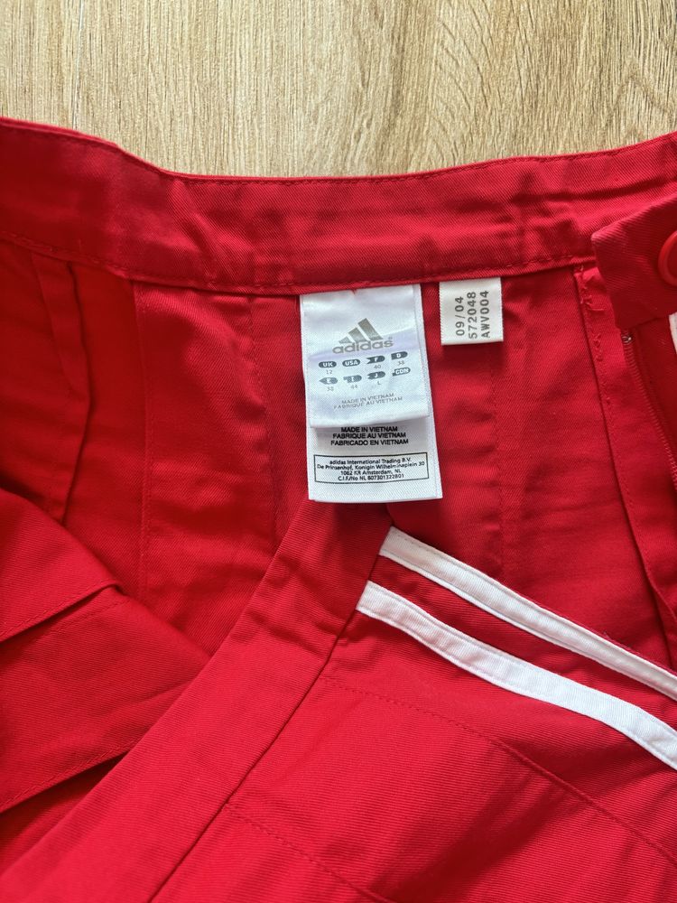 Fusta Adidas, marimea M, in stare foarte buna