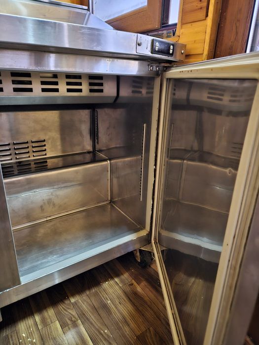 Masa rece plus vitrina de prezentare plus cuve pastrare