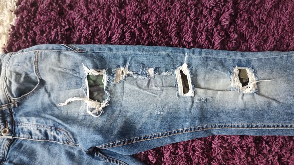 Blugi bărbați ca noi.