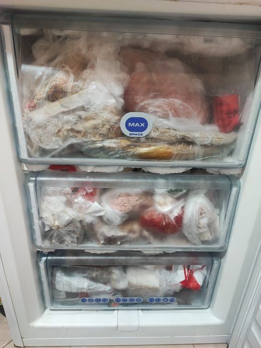 Продавам хладилник с фризер whirlpoor