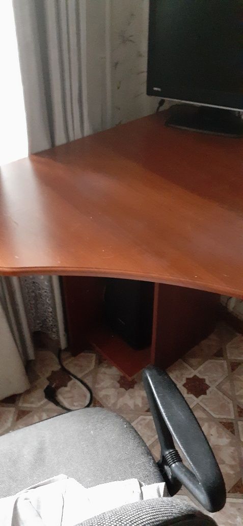 Продам  стол для компьютера. Цвет коричневый.Цена 15000 т.В хорошем со