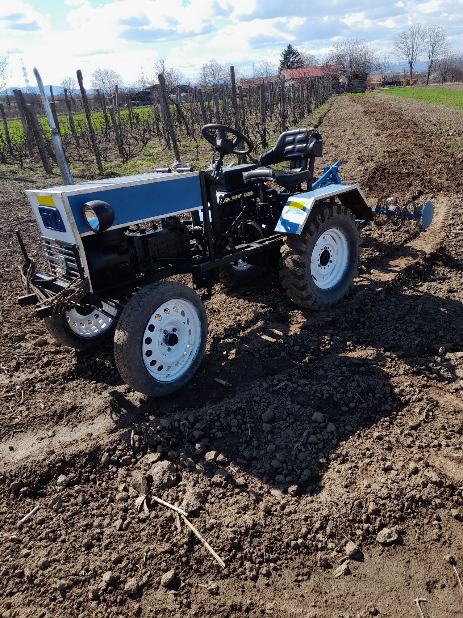 Vând tractoras cu freza și plug