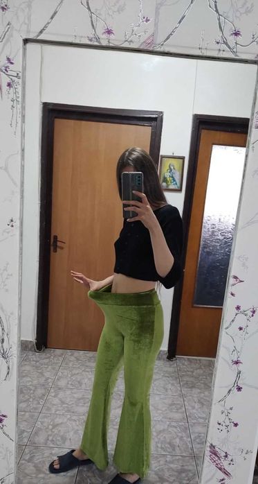 Pantaloni "flared" din catifea sintetica