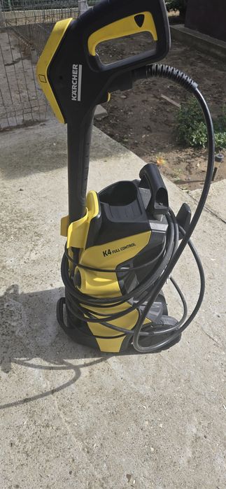 Vând aparat spalat Karcher k4