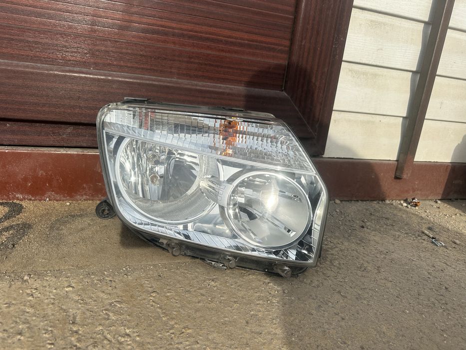 Фар десен за Дачия Дъстър