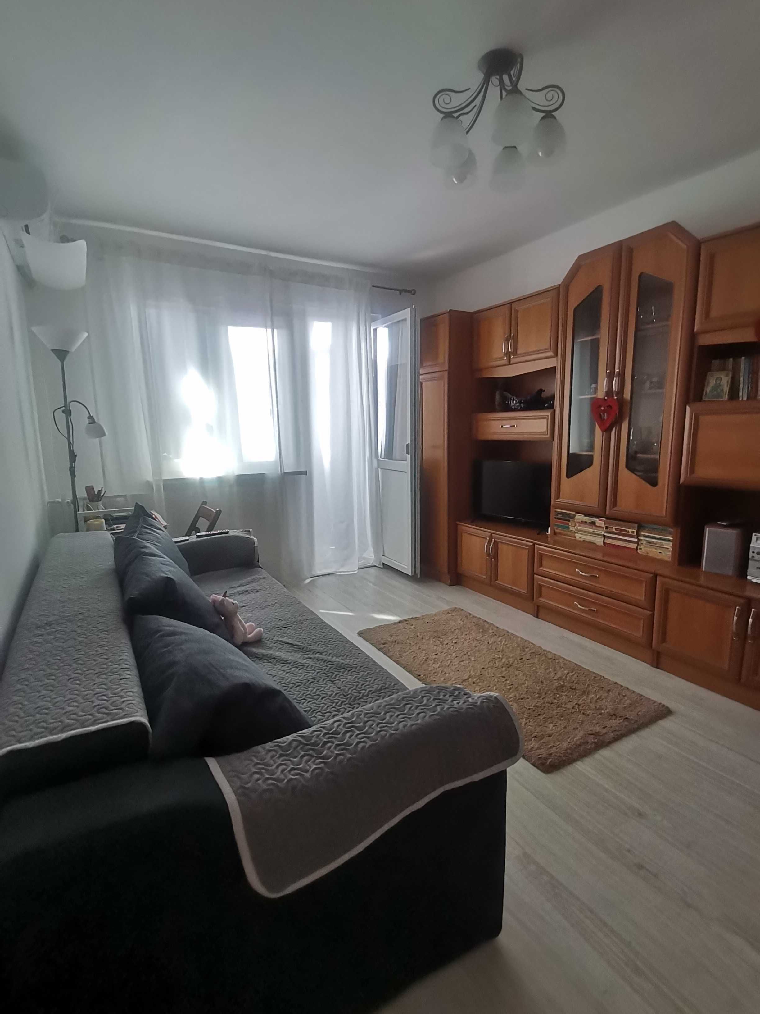 Inchiriez ap. 2 camere, Craiovita Noua, cu Centrala si AC. 330 Eur