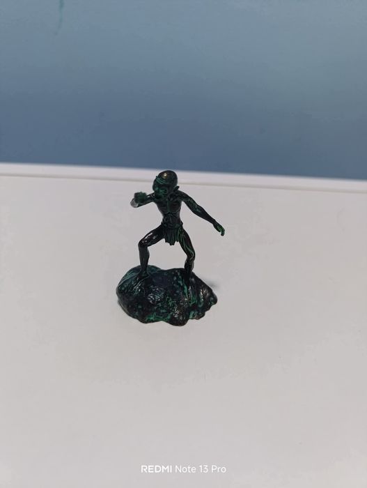 Метална фигурка не я лови магнит