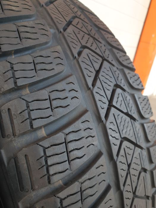 Зимни гуми 4 броя PIRELLI SottoZero3 215 60 R16 дот 2621