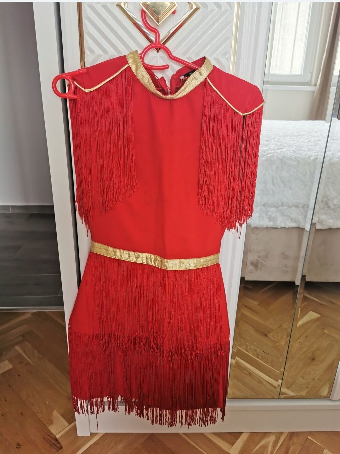 Къса червена рокля
