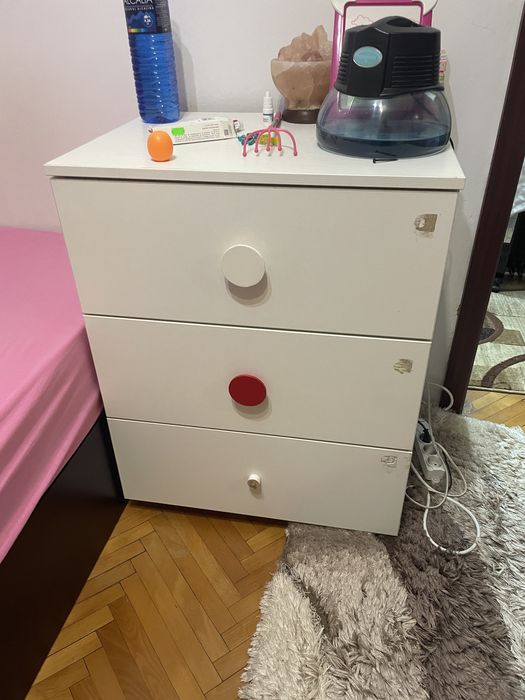 Patut copii cu saltea si lenjerie si o comada cu 3 sertare