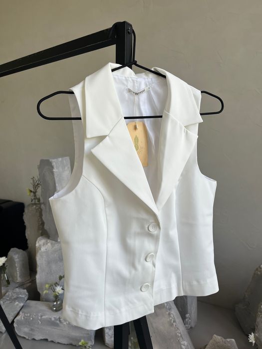 Дамска жилетка бяла