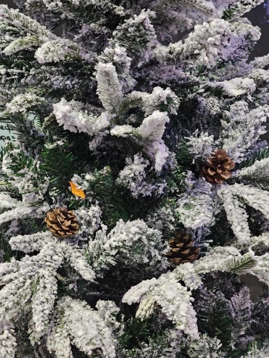 Коледна изкуствена елха.