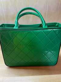 Зелена чанта с лак