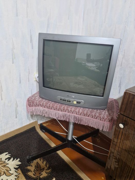 Продается телевизор с подставкой