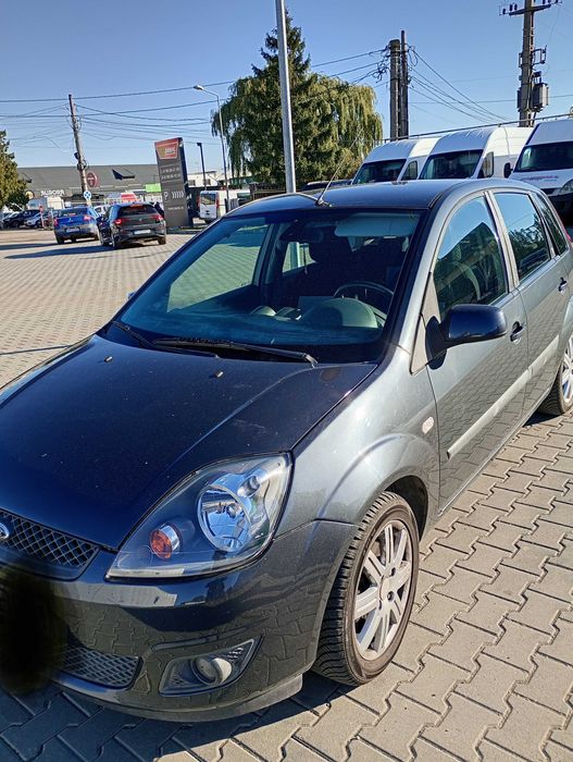 Vând Ford fiesta 1200 CC.