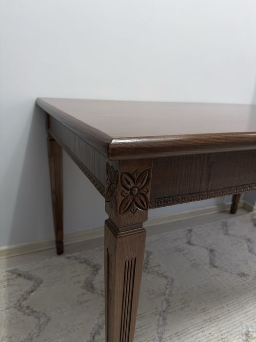 Продается стол из натурального дуба шпон есть каспи ред и 0-0-12