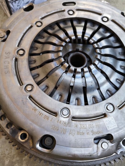 Volanta si kit ambreiaj 1.5tsi DADA VW Passat B8 Golf 7