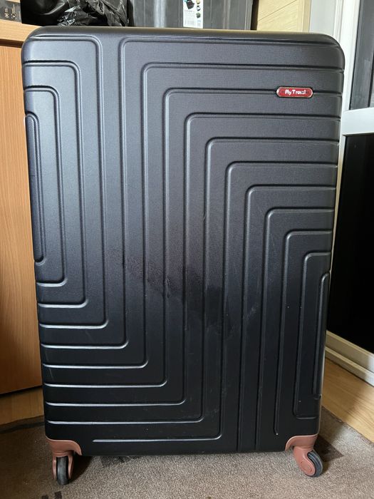 Продам большой вместительный чемодан