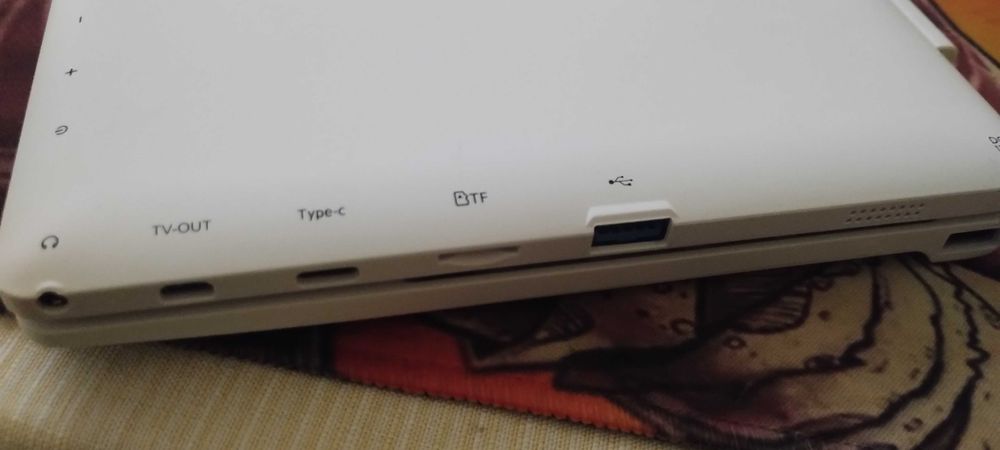 ЧИСТО НОВ Таблет / лаптоп 2в1 10" тъч екран FHD 8GB/128GB с Win10