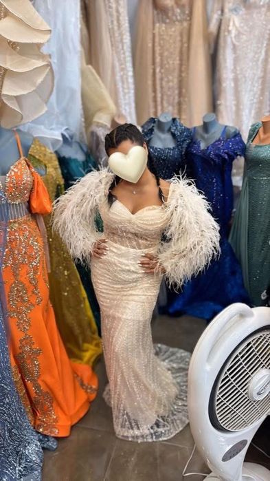 Официална рокля с пера