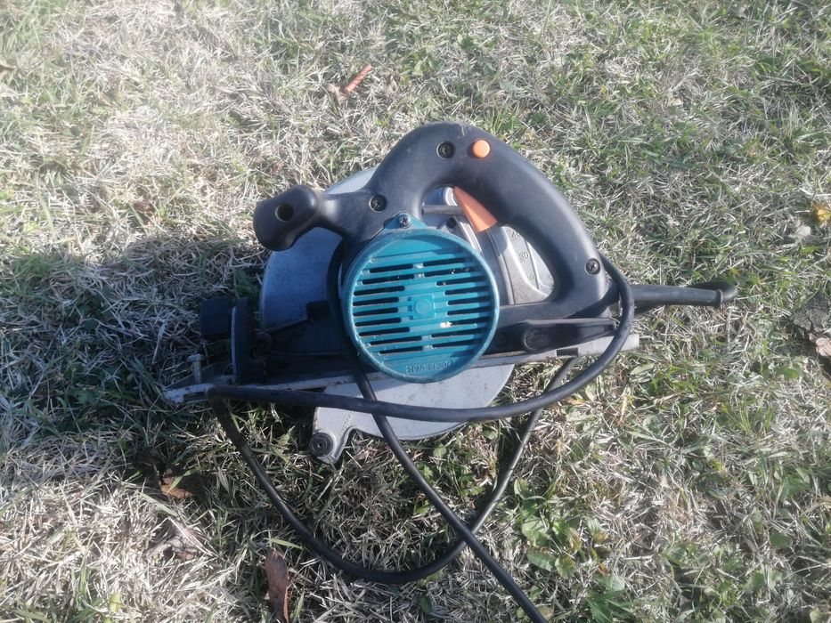 Vând fierăstrău circular Makita 5703R defect