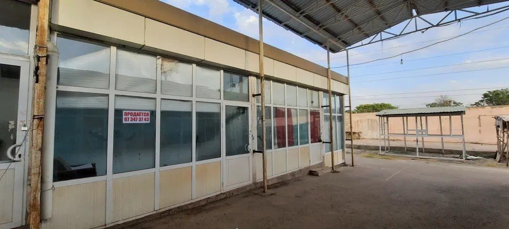 Chirchiq Shahrida Karvon Bozorida dokonlar sotiladi