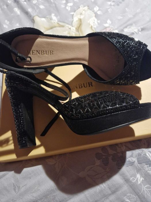 Sandale elegante purtate  ca nasa