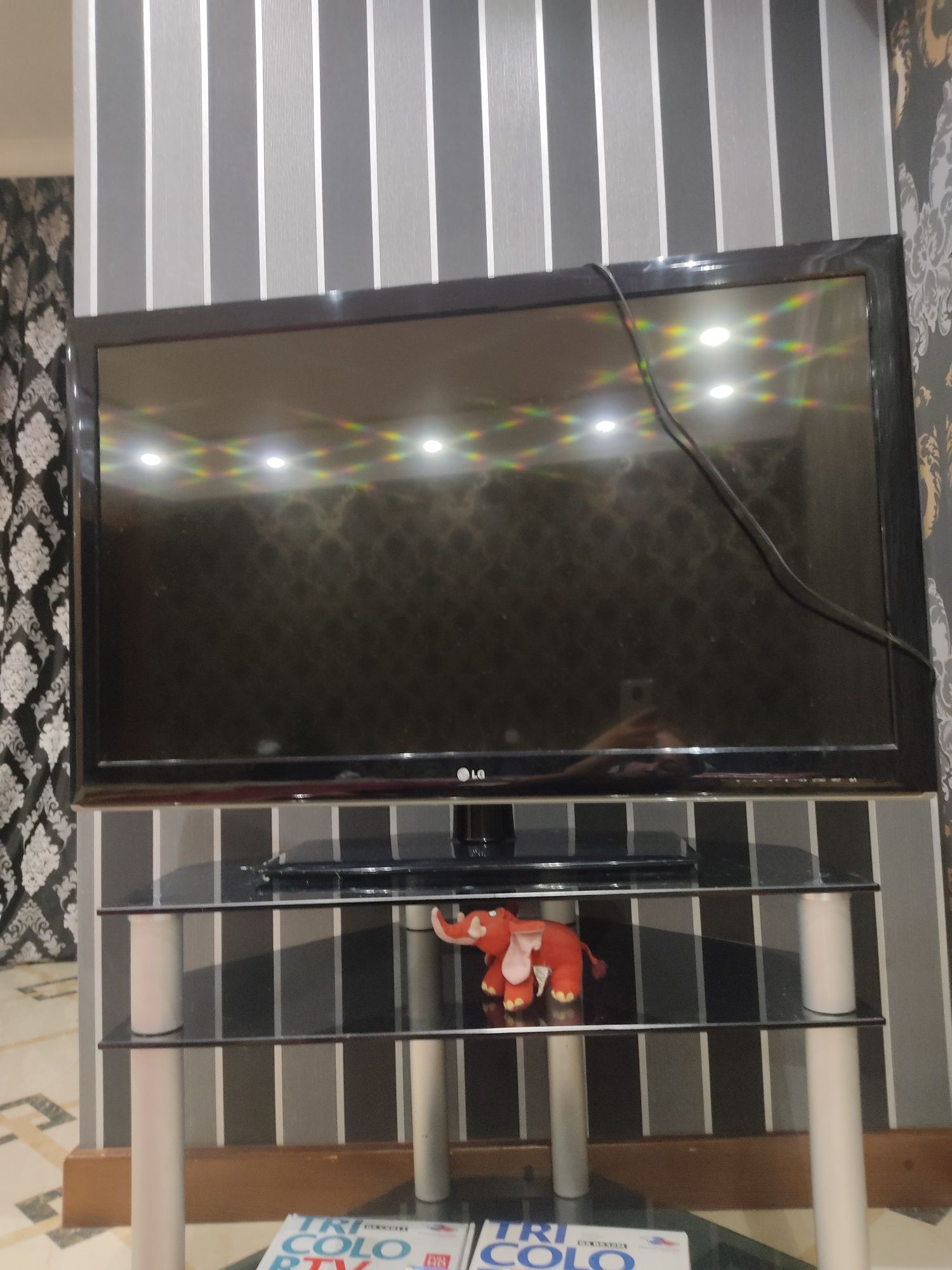 Телевизор LG, размеры 40" 60х105см в отличном состоянии+ полка стекло