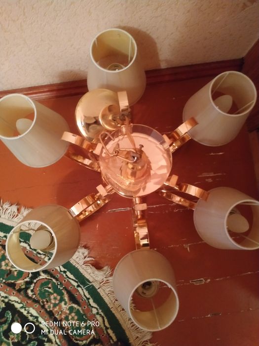 Люстра 6 плафонов.