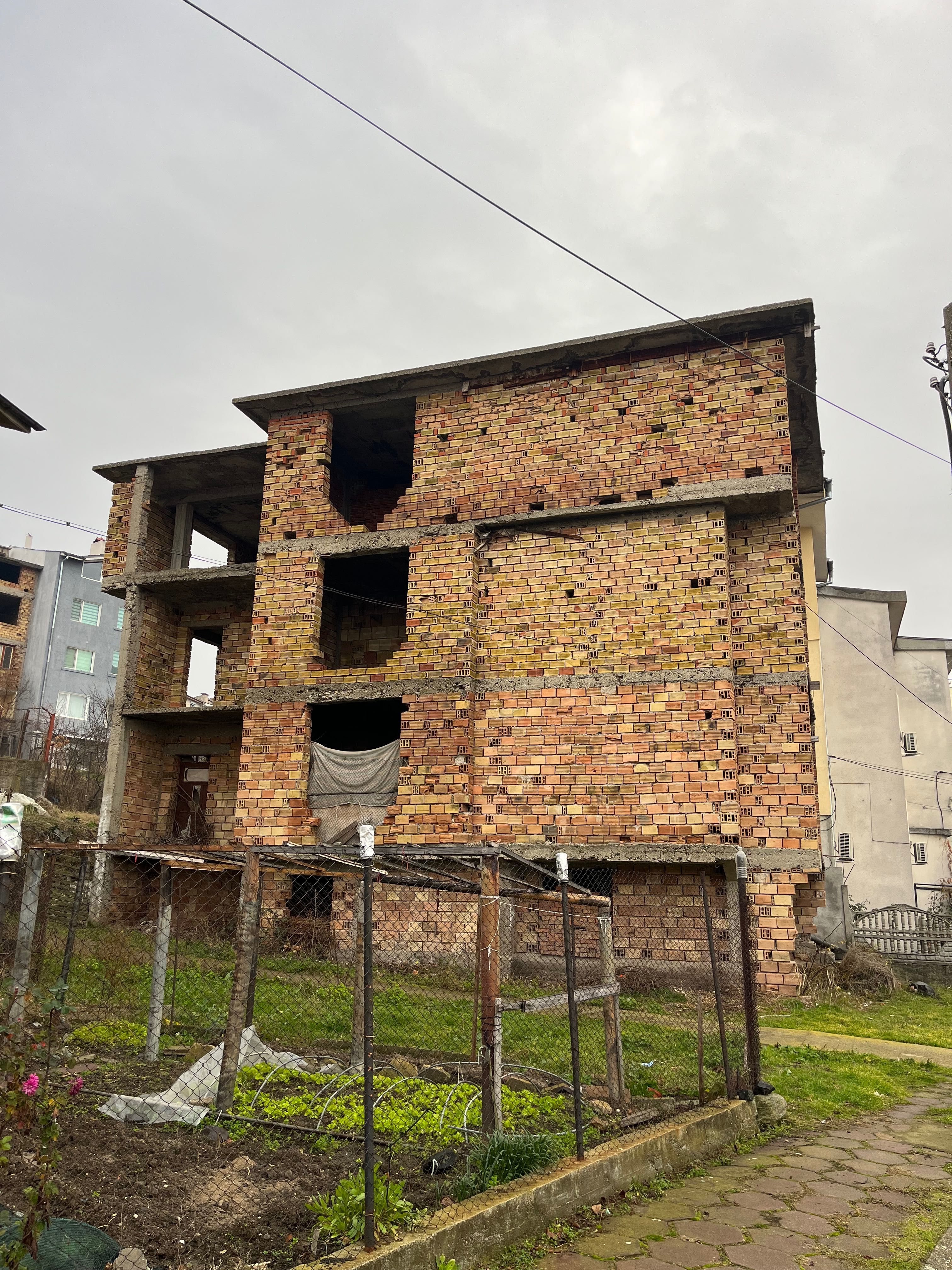 Продавам 4 етажна къща в груб строеж