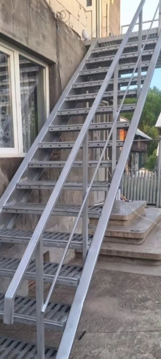 Scări metalice zincate
