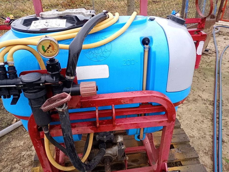 Vând instalație de erbicidat de 200 l