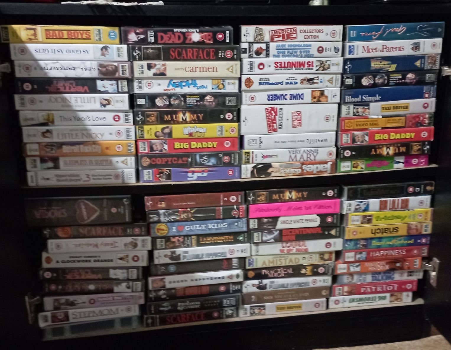 Casete video in carcasă de plastic cu diverse filme negociabil.