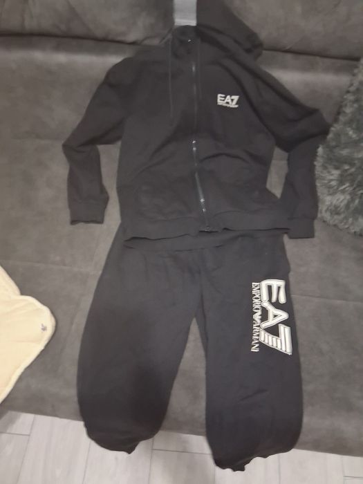Vând trening armani original