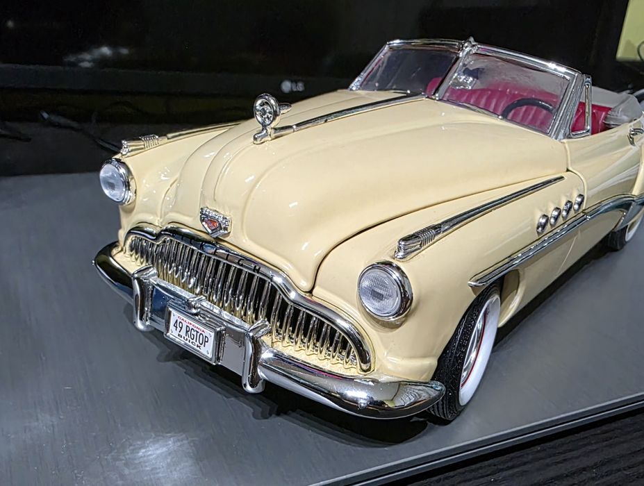 Buik Roadmaster 1949 (1:18)